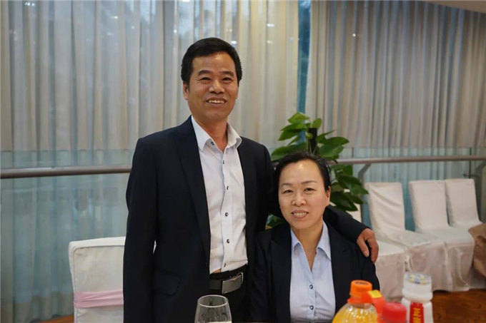 博皓家人們歡聚一堂，把酒言歡，開(kāi)懷暢飲