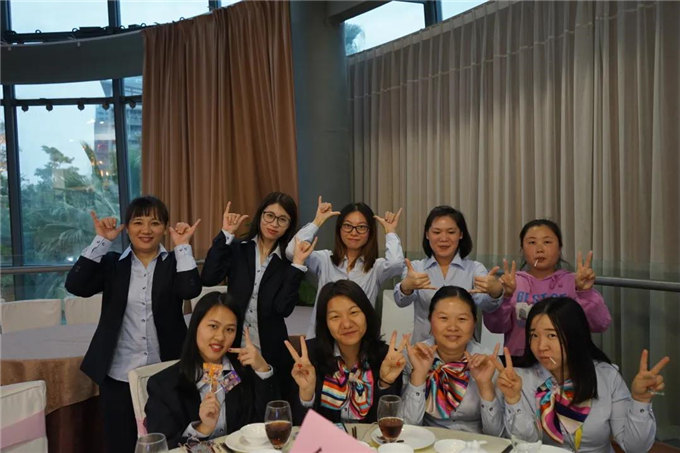博皓家人們歡聚一堂，把酒言歡，開(kāi)懷暢飲-3