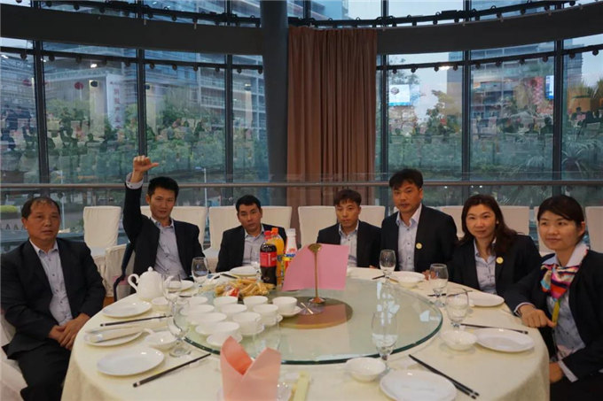 博皓家人們歡聚一堂，把酒言歡，開(kāi)懷暢飲-4